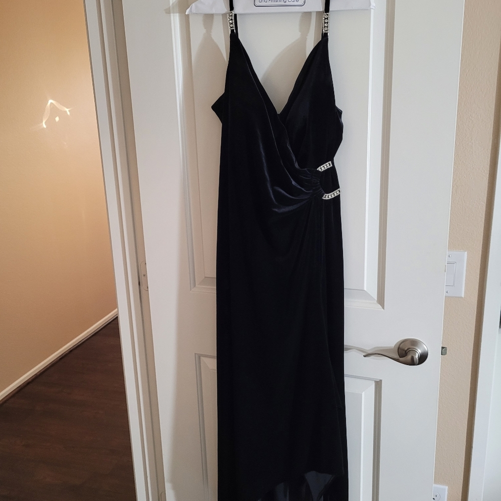 Dress - Picture 3 of 4